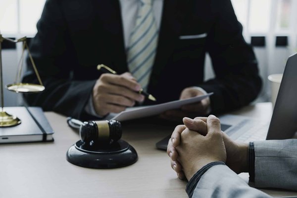 Le don manuel: est-il rapportable à la succession?